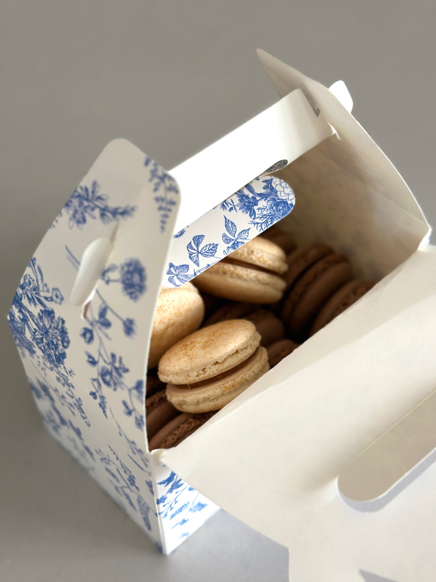 Box of 12 macarons