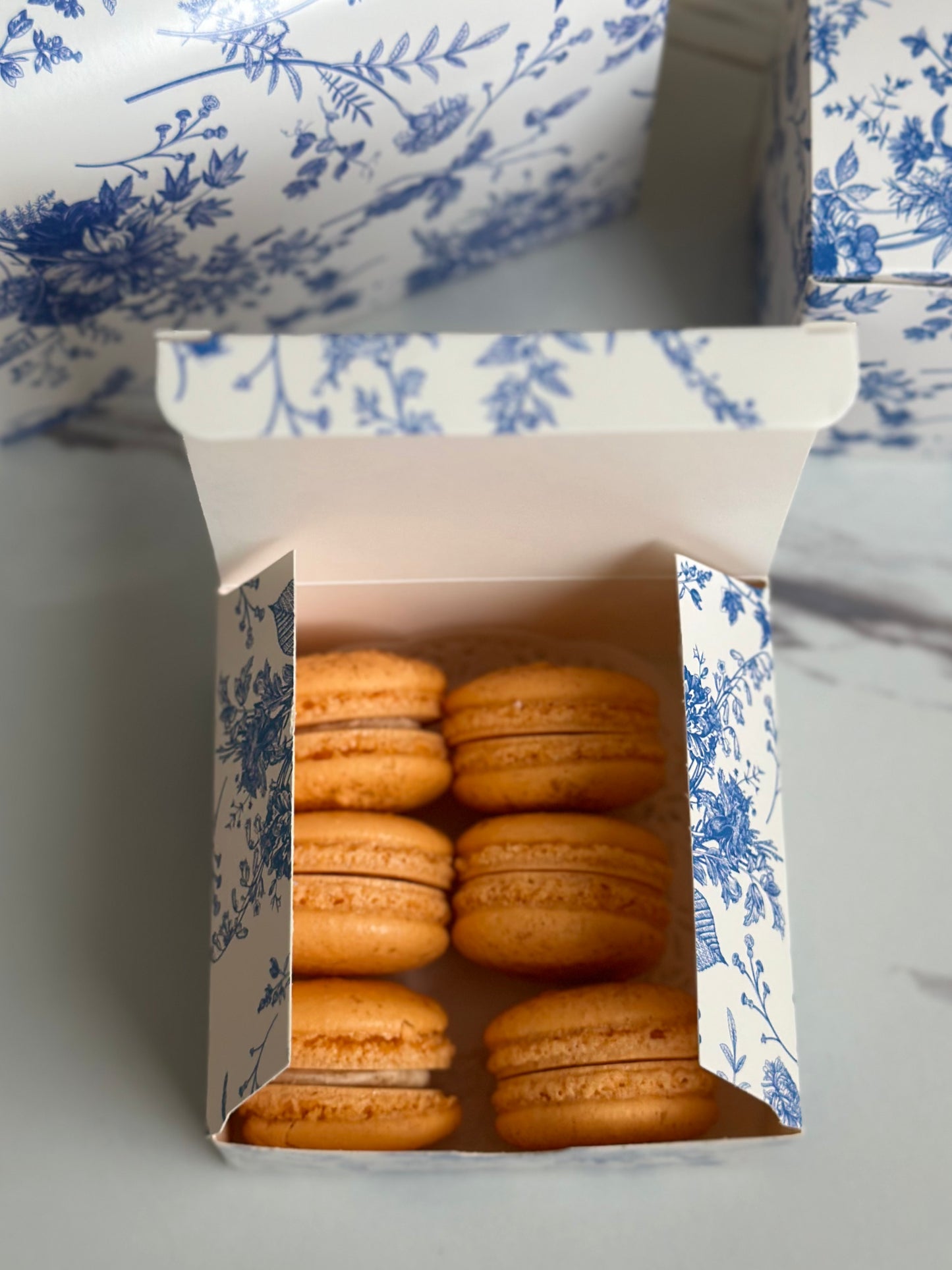 Box of 6 macarons (Royal Blue)