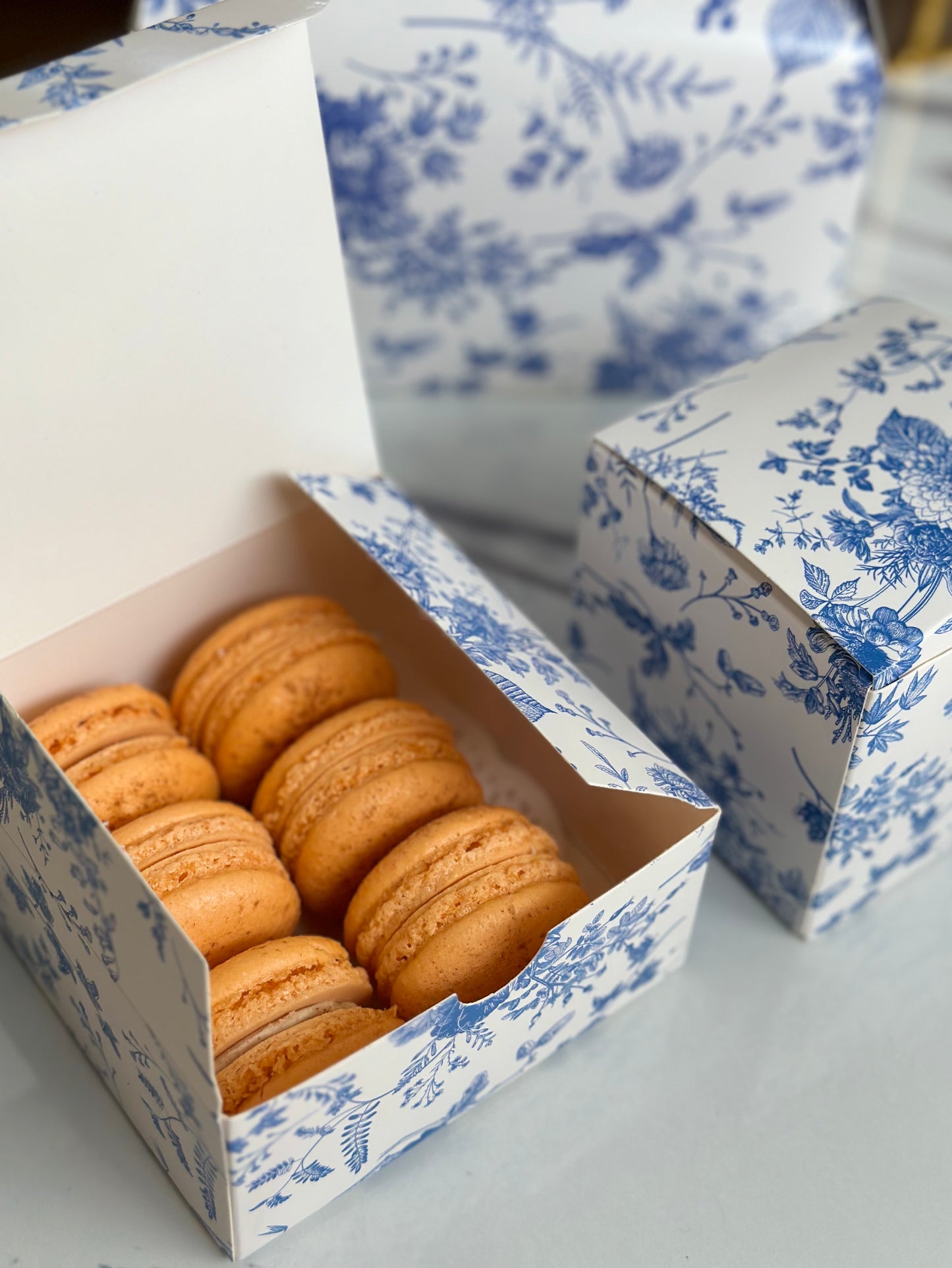 Box of 6 macarons (Royal Blue)